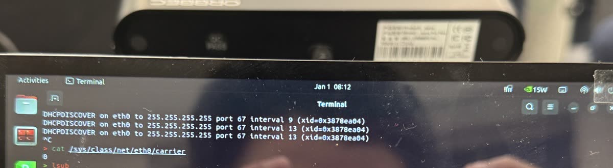 La cámara Orbbec montada sobre la pantalla del robot, que muestra una terminal en modo de 15 W