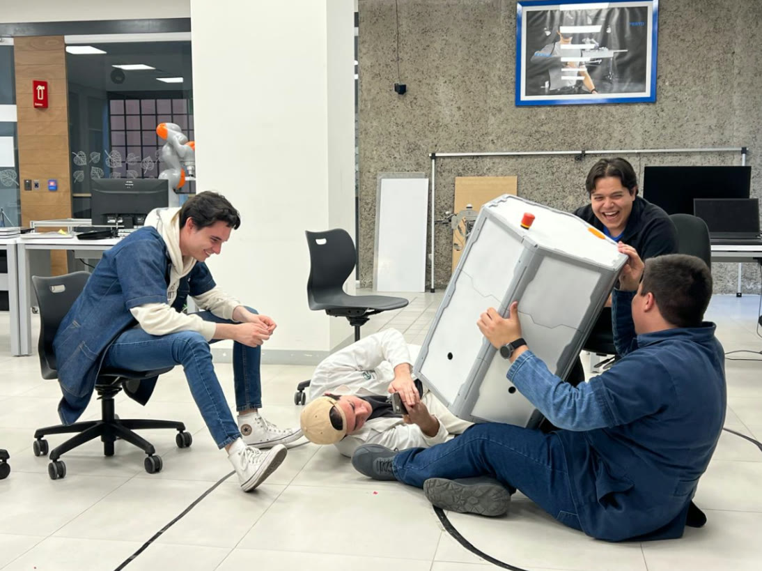 Estudiantes del PAP armando un módulo hexagonal de RoboMeshA en el laboratorio